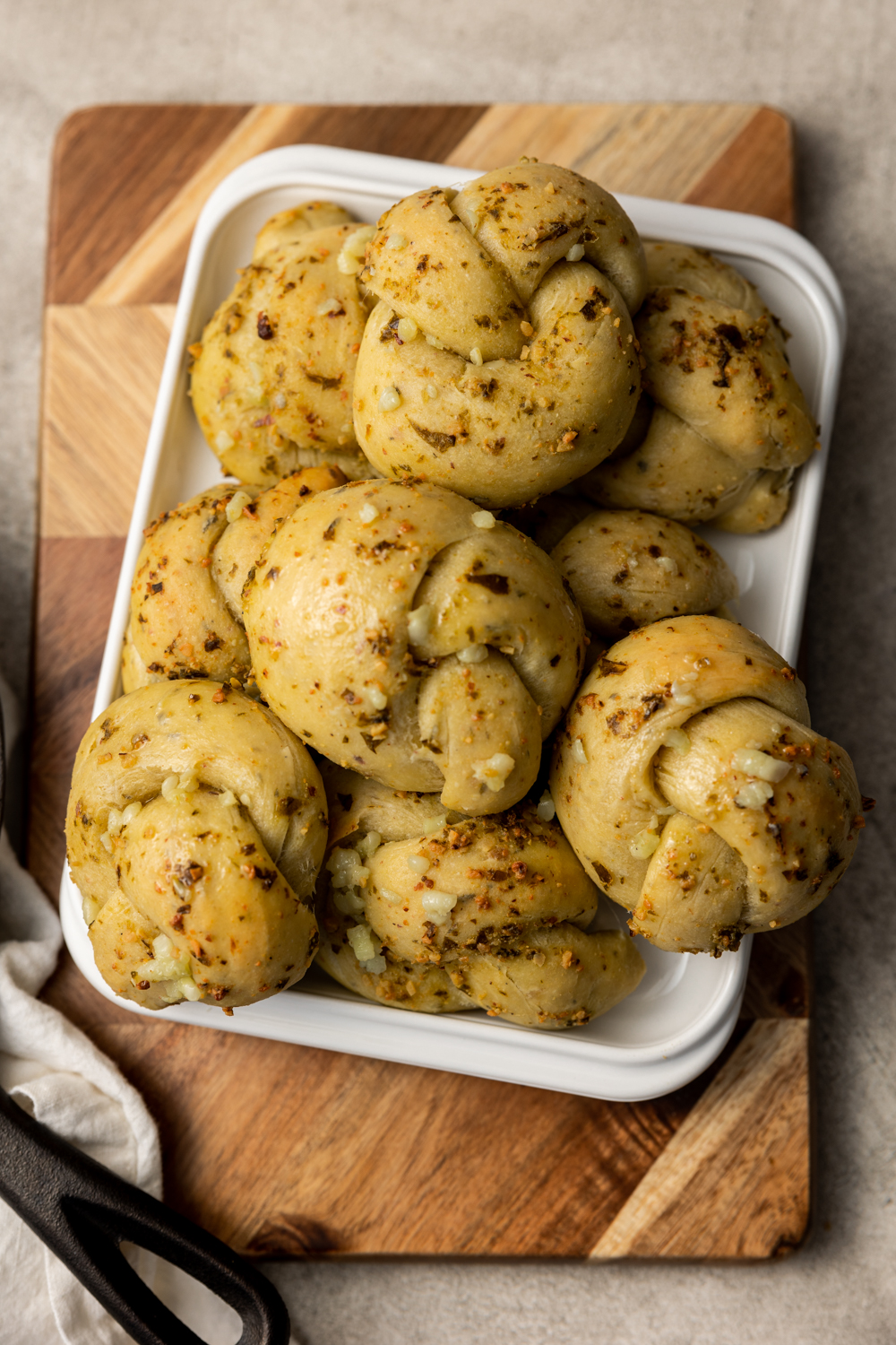 pesto garlic knots
